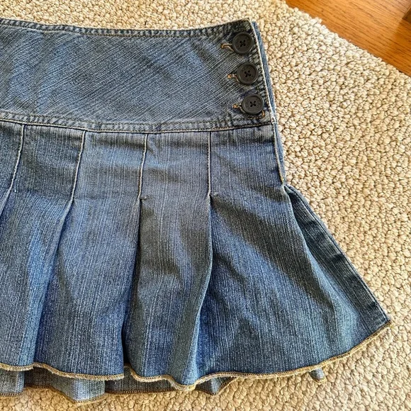 SOLD Vintage 2000’s Aeropostale Pleated Denim Skirt - Picture 2 of 6